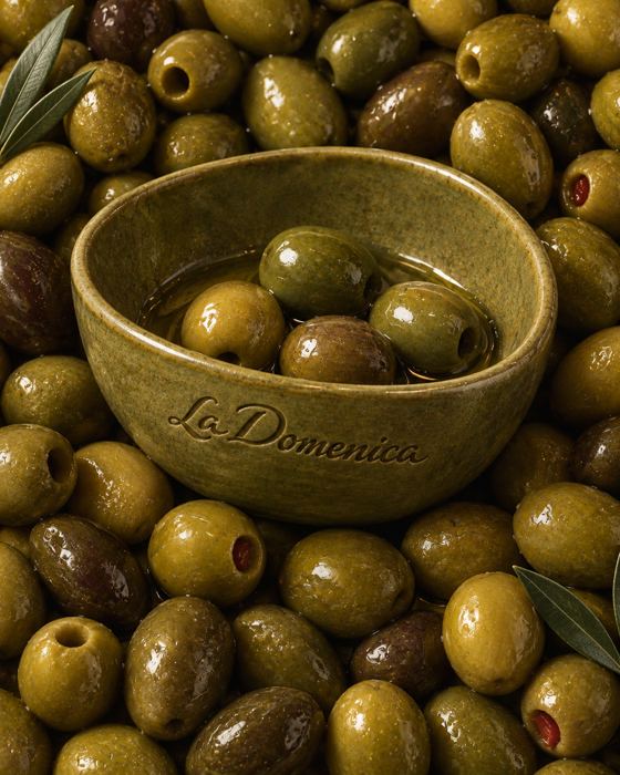 Cuenco entre aceitunas