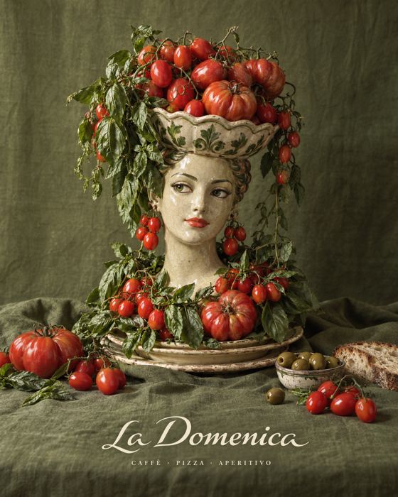 Cabeza de cerámica coronada de tomates