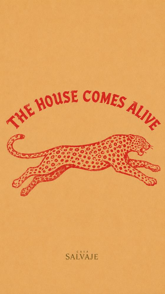 Jaguar rojo sobre amarillo: The house comes alive