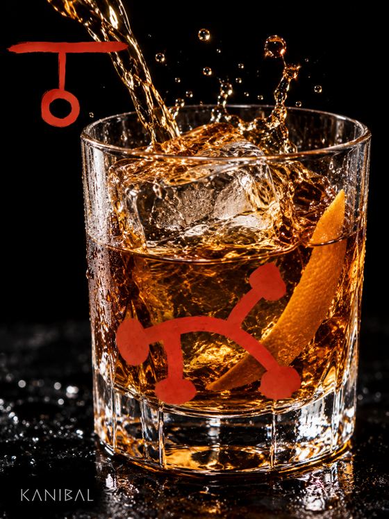 Trago con hielo y glifos rojos