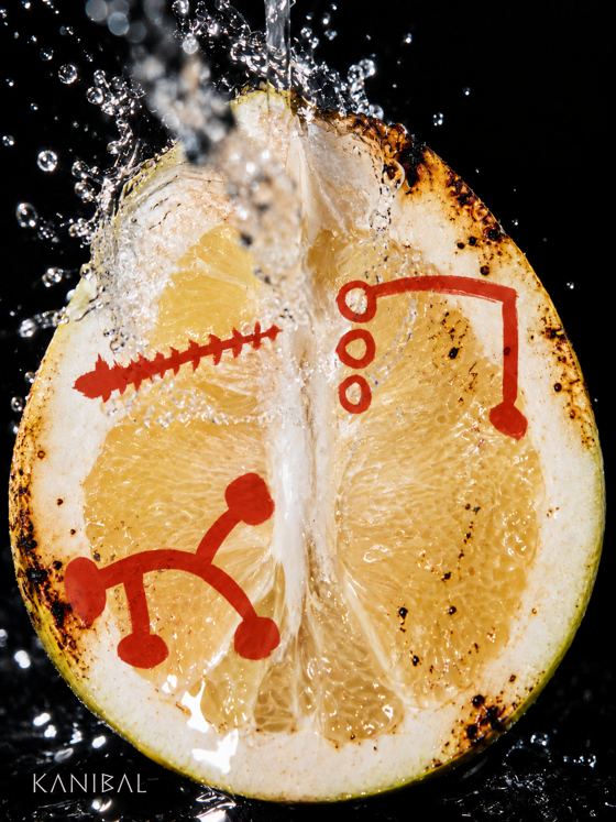 Limón quemado con glifos rojos