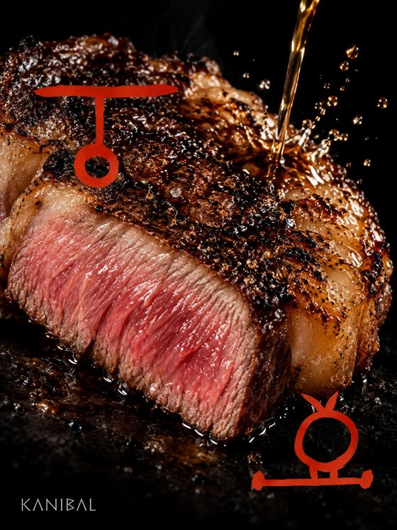 Corte de carne con glifos rojos