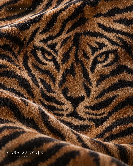 Tela de tigre con unos ojos escondidos