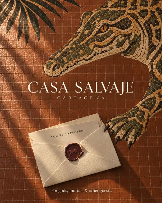 Caimán en mosaico con un sobre lacrado