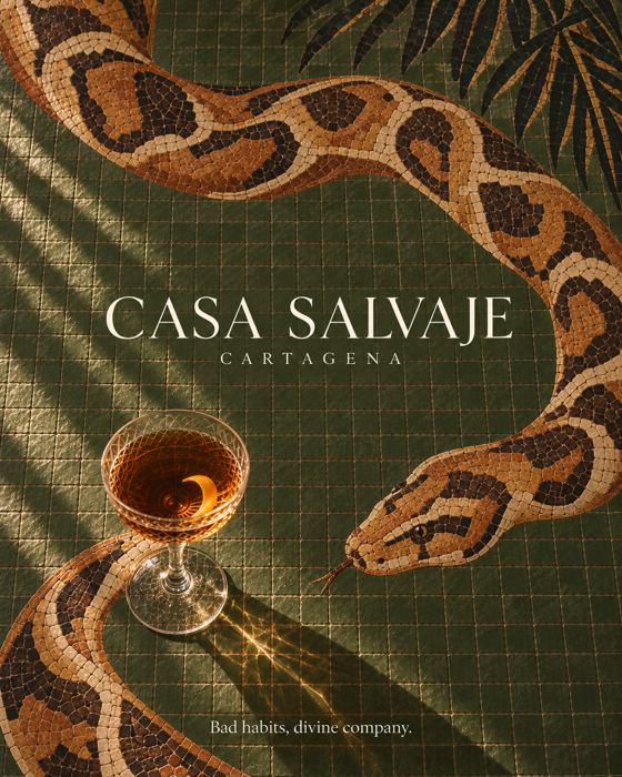 Serpiente en mosaico sobre azulejo verde con una copa