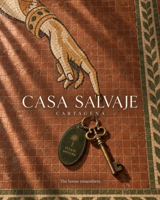 Mano en mosaico dejando caer una llave
