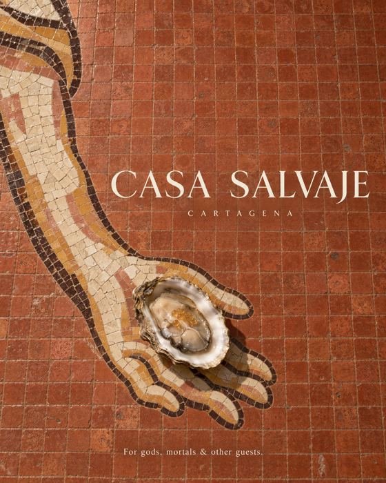 Mano en mosaico con una ostra