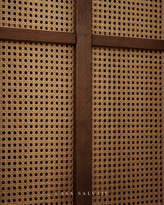 Rejilla de mimbre en marco de madera
