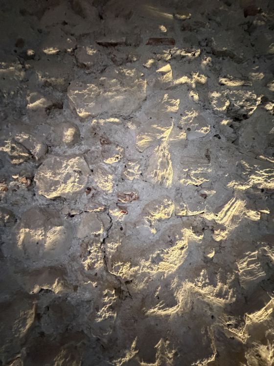 Piedra oscura con destellos dorados