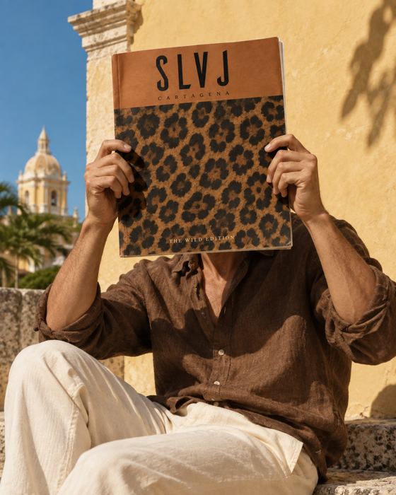 Hombre leyendo la revista SLVJ de leopardo