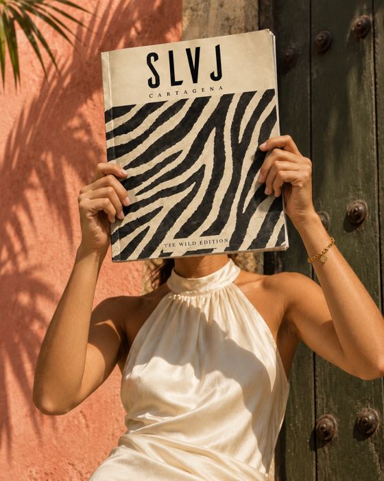Mujer leyendo la revista SLVJ de cebra