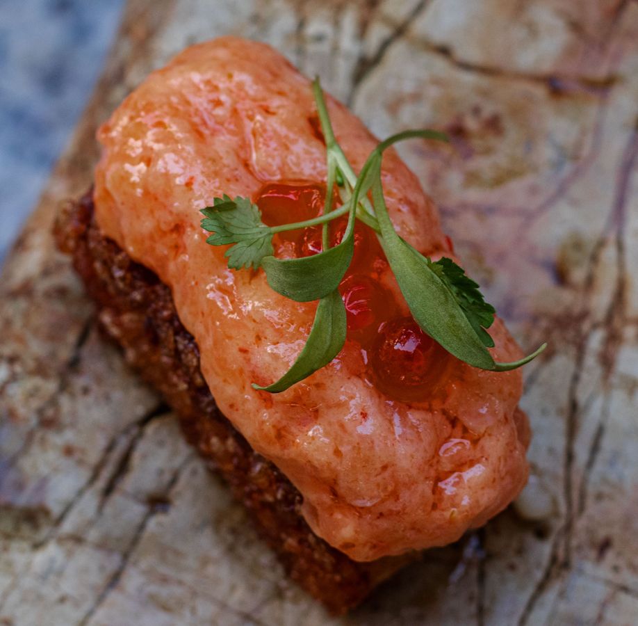 Crispy rice de salmón con ikura