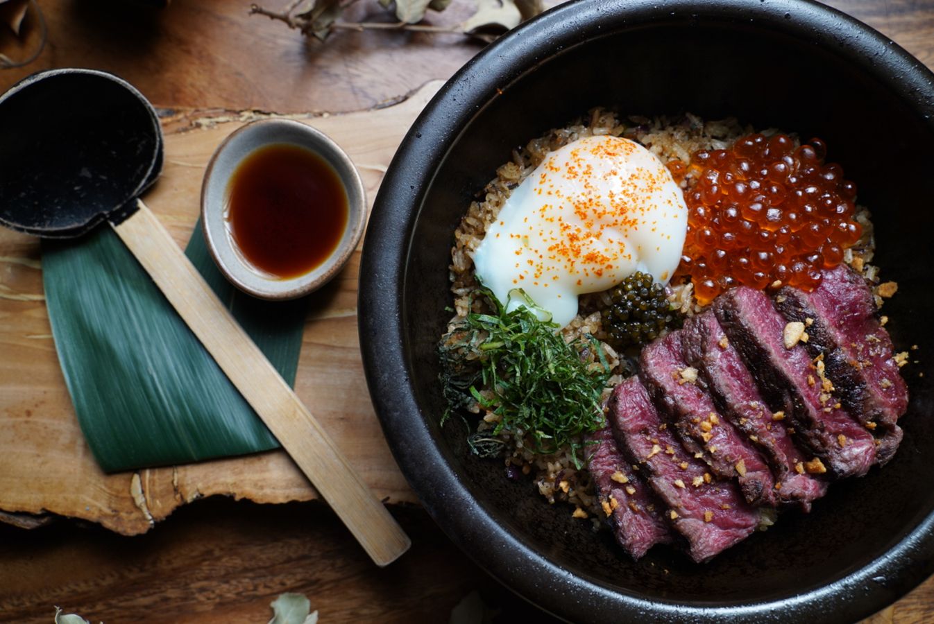 Bowl de arroz con res, huevo e ikura