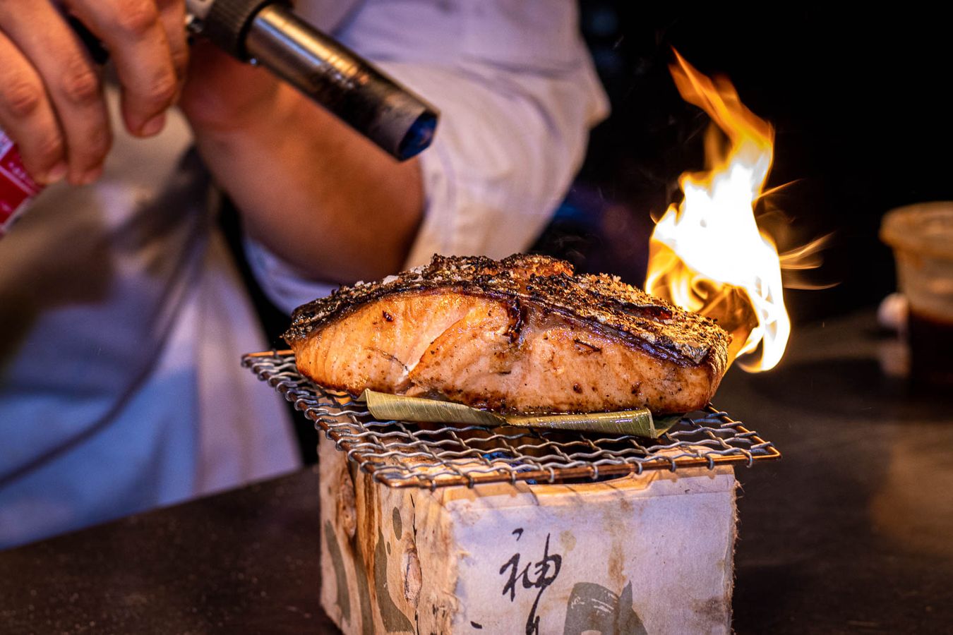 Salmón al fuego sobre un konro