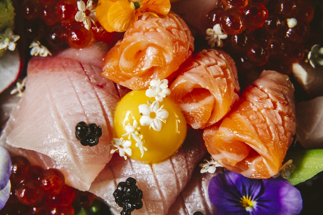 Sashimi con flores comestibles